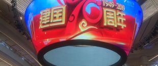 公司花20萬裝修的會(huì)議室，竟被客戶吐槽‘像網(wǎng)吧’？高級感會(huì)議室的屏幕選擇秘訣”